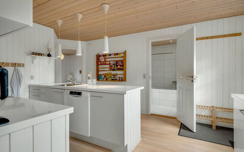 Toska - 3Km from the Sea: Piso, Cocina, Diseño De Interiores, Mostrador, Madera, Suelo, Techo, Suelos De Madera, Gabinetes, Mueble