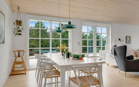 Toska - 3Km from the Sea: Mueble, Piso, Diseño De Interiores, Madera, Comedor, Suelo, Suelos De Madera, Techo, Cocina Y Comedor Mesa, Mesa