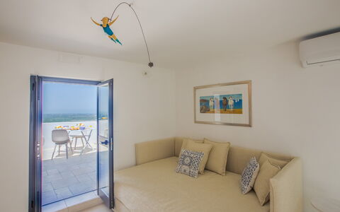 Casa Bolero: Mueble, Departamento, Suelo, Sombra, Hotel, Silla, Madera Dura, Villa, Balcón, Almohada