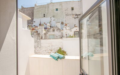 Casa Bolero: Pared, Departamento, Balcón, Planta De Casa, La Luz Del Día, Maceta