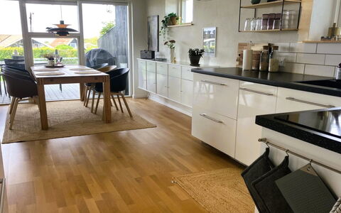 Carlene - 350M from the Sea: Mueble, Piso, Suelos De Madera, Cocina, Suelo, Mostrador, Aparato De Cocina, Diseño De Interiores, Gabinetes, Madera