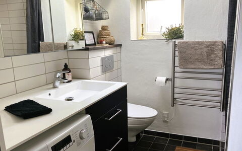 Carlene - 350M from the Sea: Piso, Diseño De Interiores, Suelo, Arreglo De Tubería, Baño, Baño, Lavabo, Mueble De Baño, Plomería, Loseta