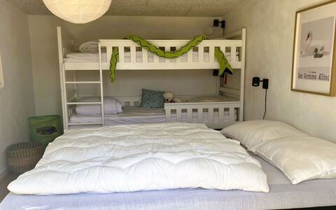 Carlene - 350M from the Sea: Cama, Mueble, Lecho, Habitación, Sábana, Madera, Linos, Diseño De Interiores, Litera, Suelo