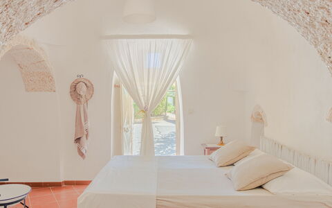 Trullo Poggio Con Piscina: Pared, Techo, Diseño De Interiores, Suelo, Mueble, Habitación, Silla, Hotel, Cama, Almohada