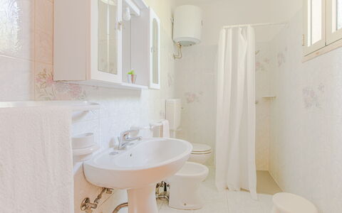 Trullo Poggio Con Piscina: Diseño De Interiores, Piso, Suelo, Arreglo De Tubería, Techo, Baño, Lavabo Del Baño, Habitación, Lavabo, Plomería