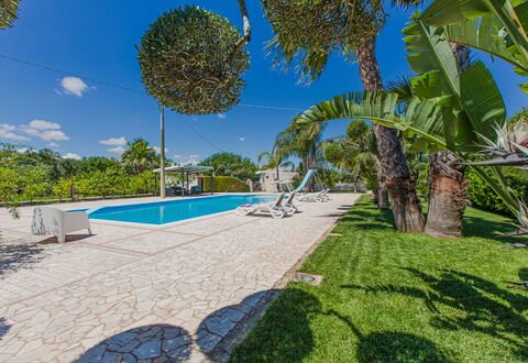 Trullo Poggio Con Piscina: Azul, Árbol, Sombra, Recurso, Piscina, Paisajismo, Eco Hotel, Inmuebles, Hacienda