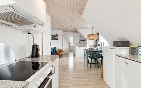 Drude - 50M from the Sea: Piso, Mueble, Madera, Diseño De Interiores, Suelo, Techo, Suelos De Madera, Casa, Cocina, Silla