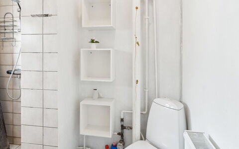 Drude - 50M from the Sea: Pared, Diseño De Interiores, Piso, Arreglo De Tubería, Suelo, Baño, Baño, Habitación, Asiento Del Baño, Plomería