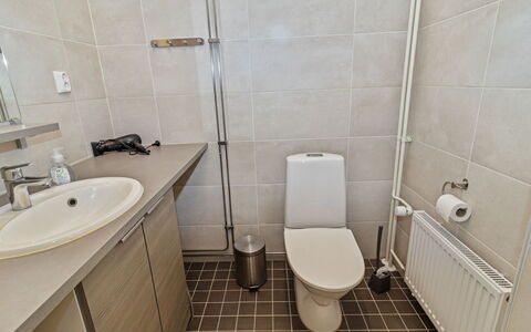 Ruka Chalets 2 Huoneisto 2405: Asiento Del Baño, Baño, Baño, Arreglo De Tubería, Lavabo Del Baño, Piso, Lavabo, Suelo, Grifo, Diseño De Interiores