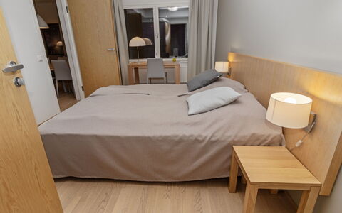 Ruka Chalets 2 Huoneisto 2405: Mueble, Cama, Diseño De Interiores, Piso, Suelo, Habitación, Madera, Lecho, Habitación, Sábana