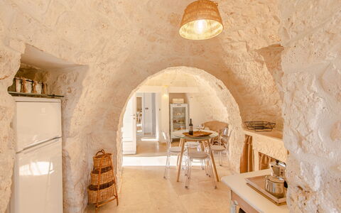 Trullo Della Quercia: Pared, Techo, Diseño De Interiores, Habitación, Diseño, Lámpara, Yeso, Ático, Suelos De Madera, Hotel
