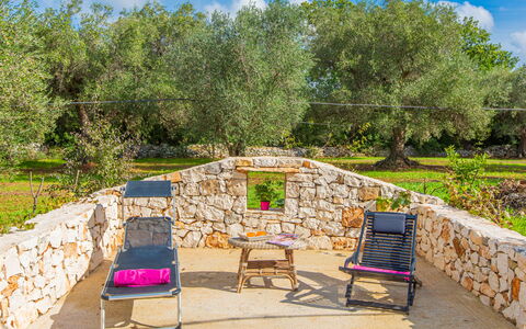 Trullo Della Quercia: Jardín, Mueble Para Exteriores, Patio Interior, Sombra, Paisajismo, Pared De Piedra, Silla, Yarda, Césped, Parque