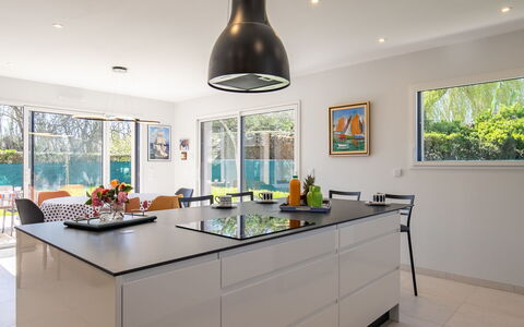 Keryanne: Cocina, Mostrador, Mueble, Aparato De Cocina, Diseño De Interiores, Piso, Gabinetes, Electrodoméstico, Casa, Techo