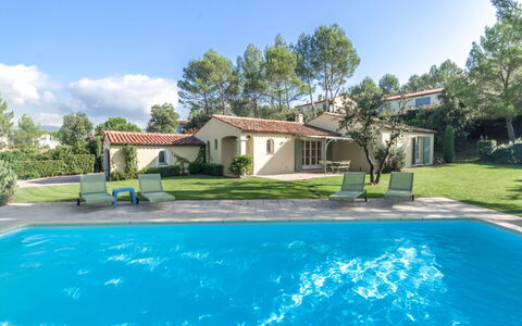Les Domaines de St. Endréol: Mueble Para Exteriores, Piscina, Recurso, Sunlounger, Ocio, Sombra, Vacaciones, Ciudad De Vacaciones, Paraguas