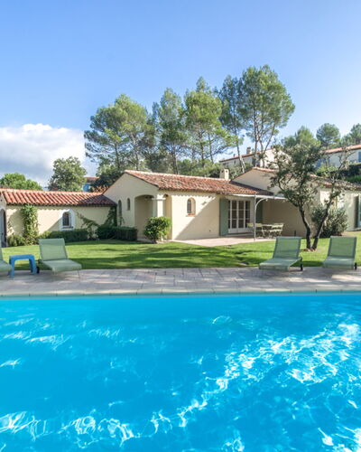 Les Domaines de St. Endréol: Mueble Para Exteriores, Piscina, Recurso, Sunlounger, Ocio, Sombra, Vacaciones, Ciudad De Vacaciones, Paraguas