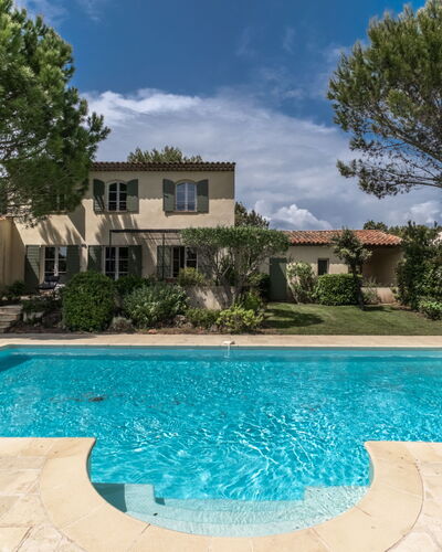 Les Domaines de St. Endréol: Mueble Para Exteriores, Piscina, Recurso, Sunlounger, Ocio, Sombra, Vacaciones, Ciudad De Vacaciones, Paraguas