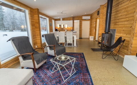 Villa Tuisku: Madera, Mueble, Piso, Diseño De Interiores, Suelo, Silla, Madera Dura, Manchas De Madera, Habitación, Sala
