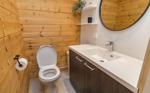 Villa Tuisku: Asiento Del Baño, Baño, Baño, Arreglo De Tubería, Madera, Lavabo Del Baño, Piso, Mueble De Baño, Suelo, Lavabo