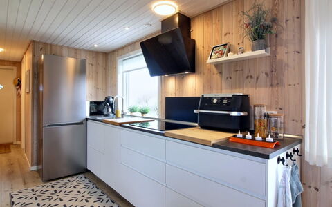 Annukka - 500M from the Sea: Aparato De Cocina, Cocina, Mostrador, Piso, Diseño De Interiores, Mueble, Electrodoméstico, Madera, Gabinetes, Electrodoméstico