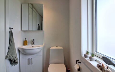 Annukka - 500M from the Sea: Asiento Del Baño, Baño, Arreglo De Tubería, Lavabo Del Baño, Pared, Baño, Diseño De Interiores, Piso, Suelo, Lavabo