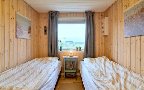 Annukka - 500M from the Sea: Habitación, Cama, Madera, Suelo, Sábana, Diseño De Interiores, Piso, Lecho, Techo, Mueble