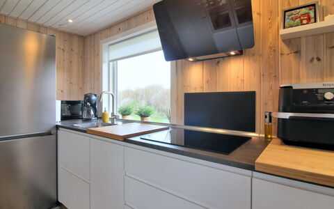 Annukka - 500M from the Sea: Aparato De Cocina, Cocina, Piso, Mostrador, Madera, Electrodoméstico, Electrodoméstico, Diseño De Interiores, Suelo, Gabinetes