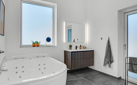 Ilze - from the Sea: Arreglo De Tubería, Diseño De Interiores, Pared, Piso, Baño, Suelo, Techo, Grifo, Lavabo, Plomería