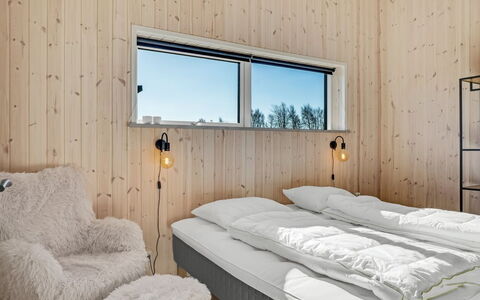 Ilze - from the Sea: Madera, Habitación, Techo, Cama, Lecho, Tablón, Sábana, Madera Dura, Marco De La Cama, Manchas De Madera