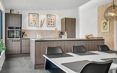 Ilze - from the Sea: Mueble, Diseño De Interiores, Cocina, Piso, Madera, Techo, Mostrador, Lámpara, Departamento, Suelo