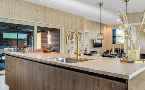 Ilze - from the Sea: Piso, Madera, Cocina, Diseño De Interiores, Suelos De Madera, Mostrador, Suelo, Mueble, Casa, Suelo Laminado