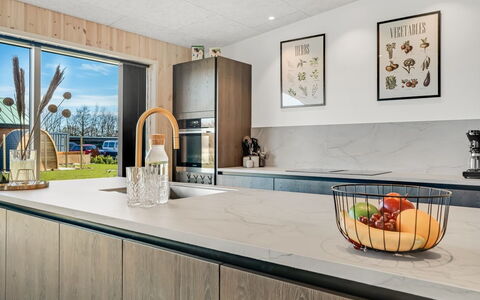 Ilze - from the Sea: Cocina, Madera, Mostrador, Aparato De Cocina, Piso, Diseño De Interiores, Electrodoméstico, Mueble, Electrodoméstico, Gabinetes