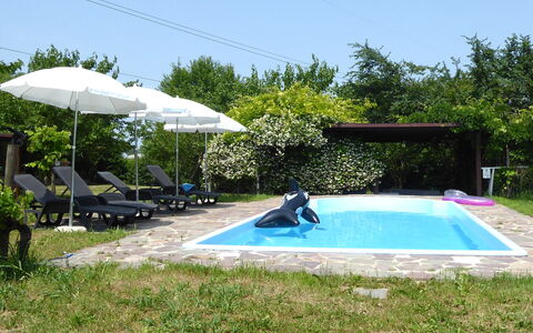 Silea Apartments, Pool, Garden, Treviso: Piscina, Mueble Para Exteriores, Paraguas, Recurso, Ocio, Mueble, Sombra, Sunlounger, Eco Hotel, Silla
