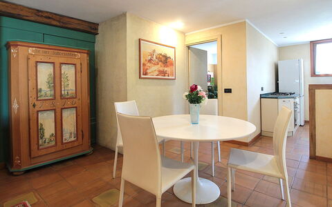 Silea Apartments, Pool, Garden, Treviso: Mueble, Diseño De Interiores, Piso, Suelo, Madera, Mesa, Comedor, Habitación, Techo, Cocina Y Comedor Mesa