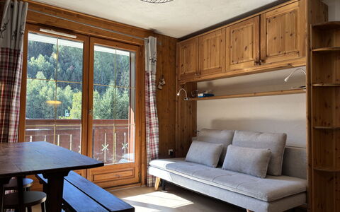 Chalets D'Or a: Mueble, Madera, Diseño De Interiores, Piso, Suelo, Habitación, Mesa, Manchas De Madera, Sala, Madera Dura