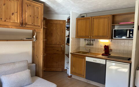 Chalets D'Or a: Mueble, Madera, Gabinetes, Piso, Diseño De Interiores, Suelo, Alacena, Cocina, Mostrador, Habitación