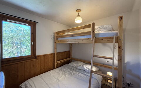 Chalets D'Or a: Madera, Habitación, Suelo, Piso, Manchas De Madera, Madera Dura, Cama, Mueble, Techo, Marco De La Cama