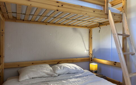 Chalets D'Or a: Cama, Litera, Habitación, Madera, Mueble, Lecho, Sábana, Diseño De Interiores, Linos, Encendiendo