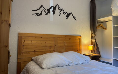 Chalets D'Or a: Cama, Habitación, Pared, Lecho, Sábana, Madera, Diseño De Interiores, Mueble, Linos, Encendiendo