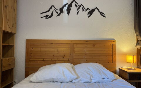 Chalets D'Or a: Habitación, Lecho, Cama, Linos, Marco De La Cama, Almohada, Sábana, Arrojar La Almohada, Diseño, Manchas De Madera