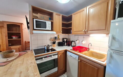 Balcons des Pistes C: Aparato De Cocina, Cocina, Mostrador, Electrodoméstico, Gabinetes, Mueble, Madera, Piso, Diseño De Interiores, Estufa De Cocina