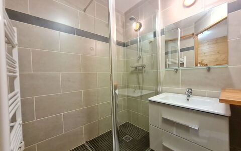 Balcons des Pistes C: Piso, Suelo, Arreglo De Tubería, Diseño De Interiores, Baño, Plomería, Lavabo Del Baño, Techo, Lavabo, Ducha