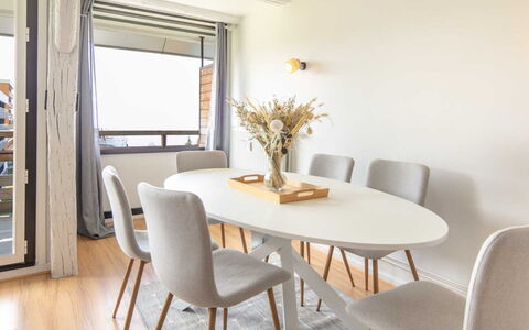 Cytises: Mueble, Diseño De Interiores, Piso, Suelo, Madera, Mesa, Comedor, Cocina Y Comedor Mesa, Suelos De Madera, Techo