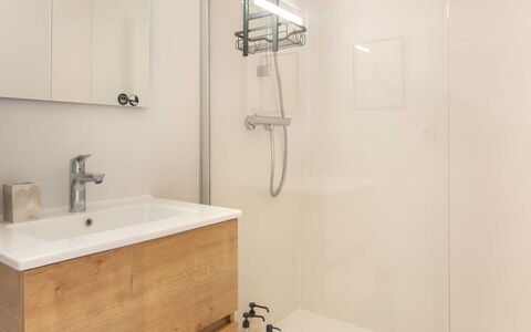 Cytises: Baño, Piso, Pared, Arreglo De Tubería, Suelo, Diseño De Interiores, Lavabo Del Baño, Mueble De Baño, Espejo, Plomería