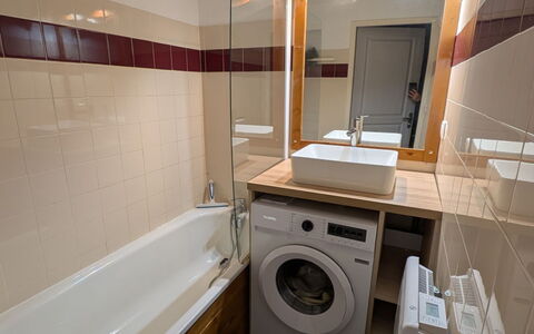 V du Bachat Arolles a: Piso, Lavadora, Suelo, Arreglo De Tubería, Diseño De Interiores, Secadora De Ropa, Plomería, Cuarto De Lavado, Baño, Habitación