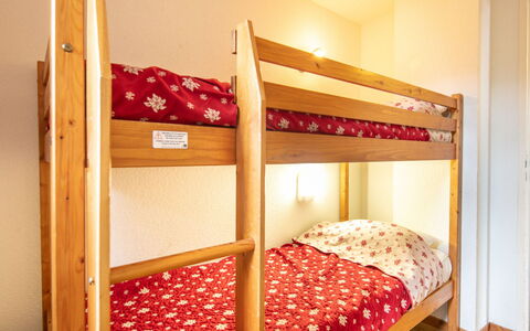 V du Bachat Arolles a: Cama, Madera, Habitación, Sábana, Lecho, Litera, Diseño De Interiores, Suelo, Piso, Textil