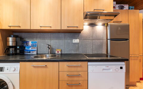 Praz des Esserts: Cocina, Aparato De Cocina, Electrodoméstico, Mostrador, Madera, Gabinetes, Mueble, Diseño De Interiores, Piso, Suelo