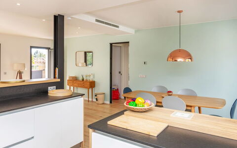 La Manzaneta: Diseño De Interiores, Mueble, Cocina, Mostrador, Piso, Madera, Techo, Lámpara, Suelo, Casa