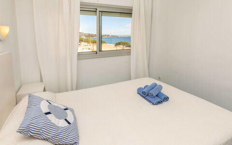 Playa de Aro 211: Habitación, Mueble, Cama, Lecho, Sábana, Casa, Linos, Departamento, Marco De La Cama, Almohada