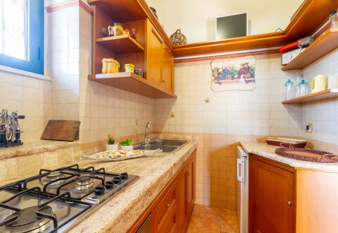 Luxury Private Villa With Garden: Cocina, Aparato De Cocina, Mostrador, Electrodoméstico, Madera, Diseño De Interiores, Piso, Fregadero, Gabinetes, Estufa De Cocina