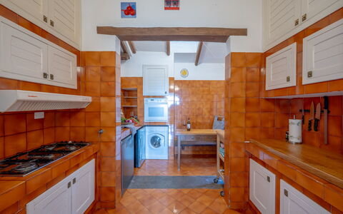 Villa Argentina: Cocina, Piso, Mostrador, Madera, Diseño De Interiores, Electrodoméstico, Suelo, Aparato De Cocina, Gabinetes, Mueble